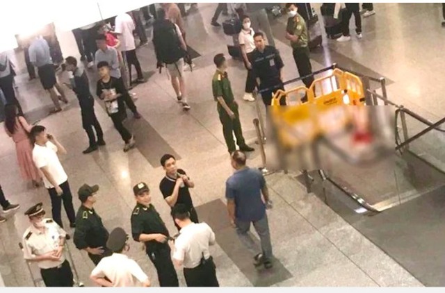 Nam hành khách rơi từ tầng 3 xuống đất tại sân bay Nội Bài - Ảnh 1.