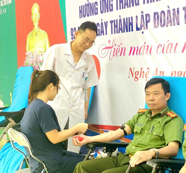 Hơn 20 cán bộ, chiến sĩ Công an Nghệ An tham gia hiến máu tình nguyện - Ảnh 1.