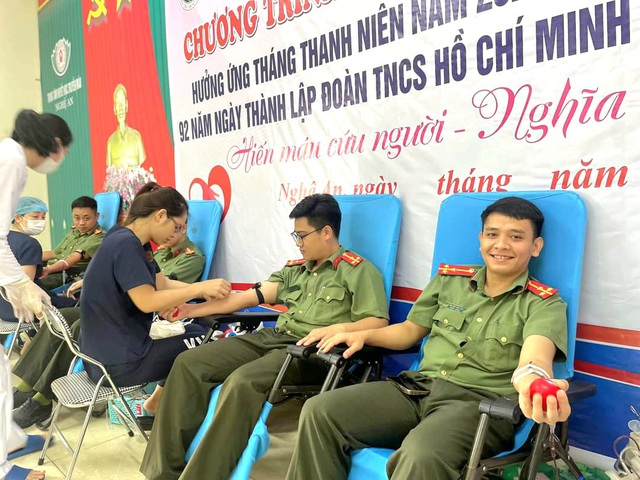 Hơn 20 cán bộ, chiến sĩ Công an Nghệ An tham gia hiến máu tình nguyện - Ảnh 4.