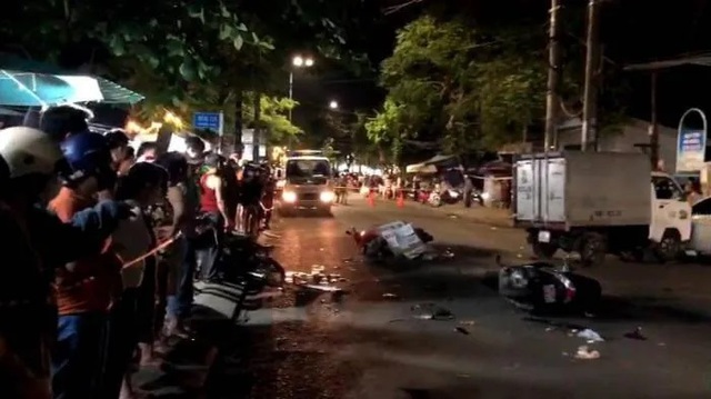Lại thêm 1 vụ ô tô tông hàng loạt xe máy, nhiều người bị thương - Ảnh 2.