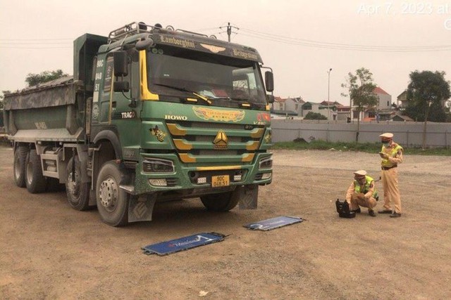 Ngoài lỗi chở quá tải trọng cho phép, lực lượng chức năng còn phát hiện phương tiện có thể thay đổi kết cấu bằng kích thủy lực.