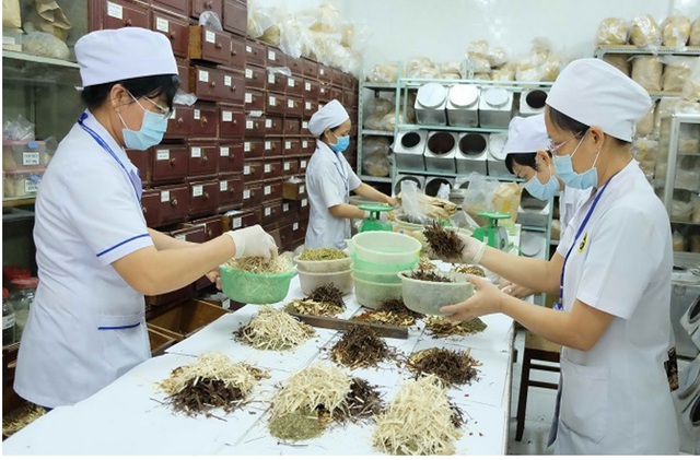 Phát triển y dược cổ truyền kết hợp với y dược hiện đại, nâng cao hiệu quả điều trị cho bệnh nhân - Ảnh 2. Phát triển y dược cổ truyền kết hợp với y dược hiện đại, nâng cao hiệu quả điều trị cho bệnh nhân - Ảnh 2.