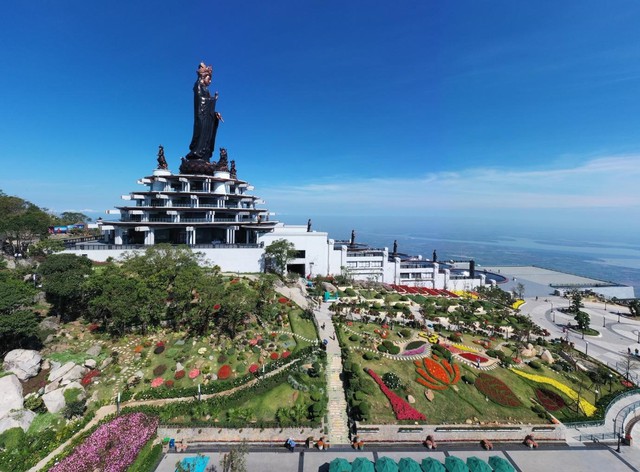 Tượng Phật Bà Tây Bổ Đà Sơn bằng đồng cao kỷ lục châu Á trên núi Bà Đen