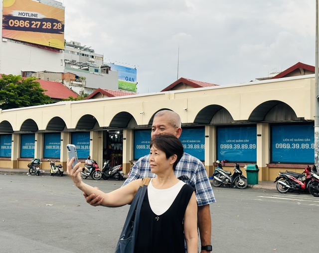 Chợ Bến Thành &quot;thay áo mới&quot;, nhộn nhịp khách mua sắm và check-in - Ảnh 6.