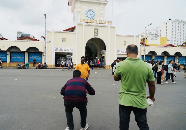 Chợ Bến Thành &quot;thay áo mới&quot;, nhộn nhịp khách mua sắm và check-in - Ảnh 5.