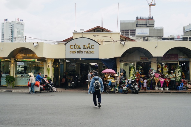 Chợ Bến Thành &quot;thay áo mới&quot;, nhộn nhịp khách mua sắm và check-in - Ảnh 2.