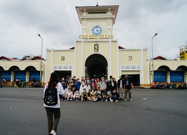 Chợ Bến Thành &quot;thay áo mới&quot;, nhộn nhịp khách mua sắm và check-in - Ảnh 4.