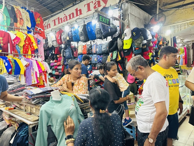 Chợ Bến Thành &quot;thay áo mới&quot;, nhộn nhịp khách mua sắm và check-in - Ảnh 16.