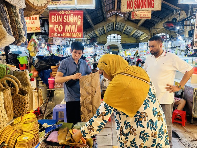 Chợ Bến Thành &quot;thay áo mới&quot;, nhộn nhịp khách mua sắm và check-in - Ảnh 17.