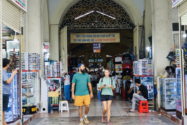 Chợ Bến Thành &quot;thay áo mới&quot;, nhộn nhịp khách mua sắm và check-in - Ảnh 18.