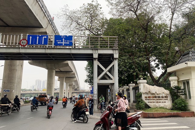 Nhiều cầu vượt, hầm đi bộ ở Thủ đô bị người dân lãng quên - Ảnh 7.