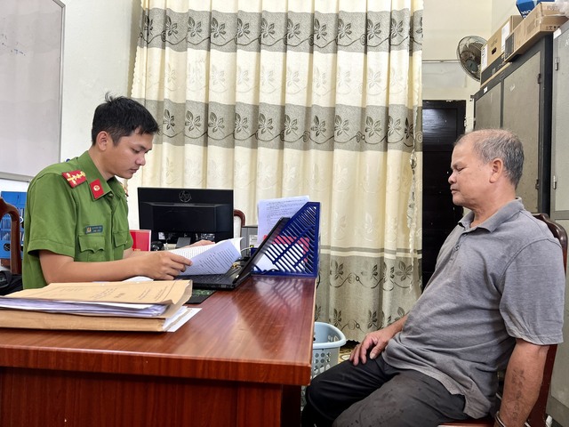 Công an lấy lời khai đối tượng.