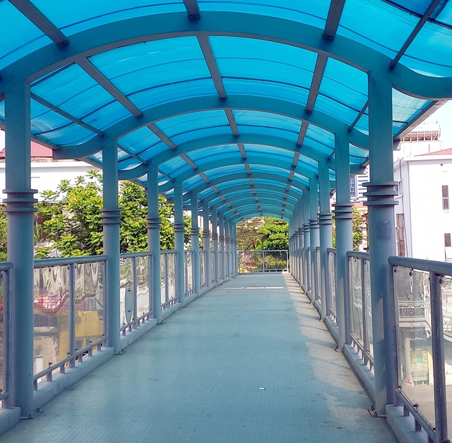 Nhiều cầu vượt, hầm đi bộ ở Thủ đô bị người dân lãng quên - Ảnh 8.