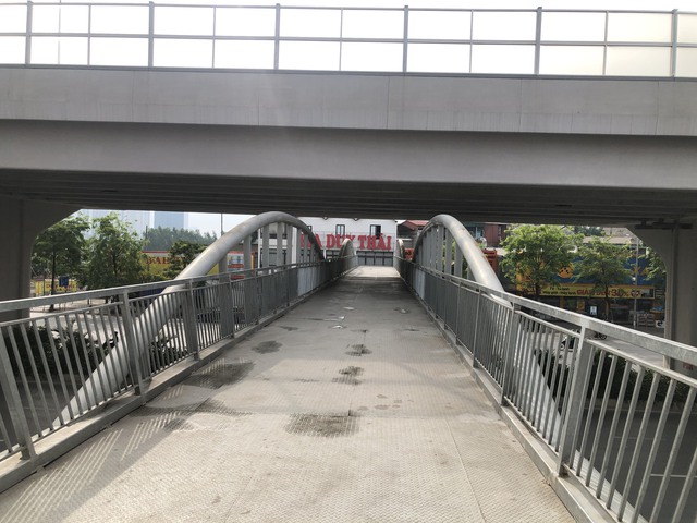Nhiều cầu vượt, hầm đi bộ ở Thủ đô bị người dân lãng quên - Ảnh 9.
