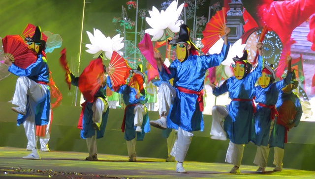 Đặc sắc Lễ hội đường phố 'Quê hương mùa sen nở' ở Nghệ An - Ảnh 1.