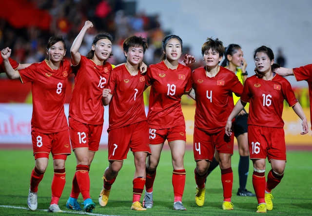 Những khoảnh khắc đầy xúc động và tự hào ngày đội tuyển nữ Việt Nam đi vào lịch sử - Ảnh 1.