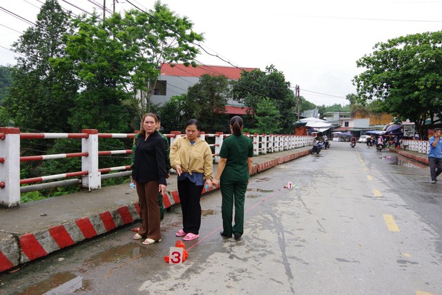 Hoàng Thị Hằng thực nghiệm hiện trường.