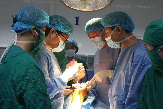 Đưa ứng dụng công nghệ in 3D vào phẫu thuật thay khớp gối - Ảnh 1.