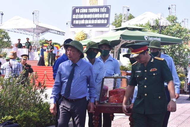 Đưa 19 hài cốt liệt sĩ hy sinh tại nước bạn Lào về đất mẹ an nghỉ - Ảnh 3.