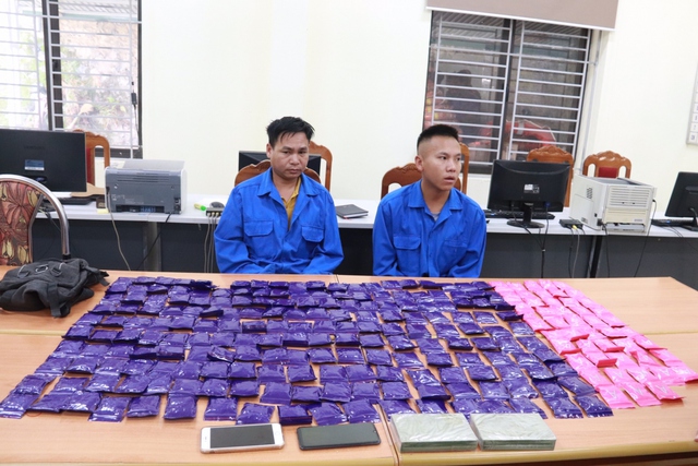  Bắt 2 thanh niên mua bán 2 bánh heroin và 48.000 viên ma túy - Ảnh 1.