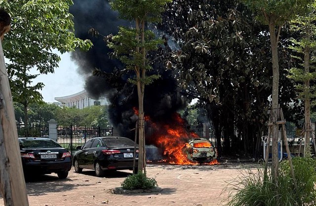 Hiện trường vụ xe bốc cháy ở Trung tâm thể dục thể thao quận Ba Đình.