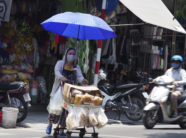 Giữa cái nắng 'thiêu đốt', người lao động Hà Nội gồng mình mưu sinh - Ảnh 10.