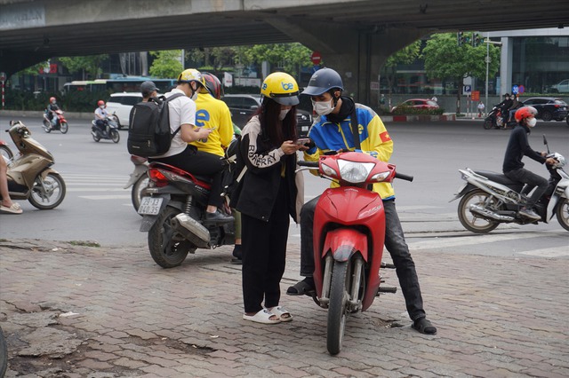 Lỉnh kỉnh đồ đạc trở lại Hà Nội sớm, người dân vẫn không thoát cảnh tắc đường - Ảnh 14.