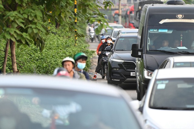 Lỉnh kỉnh đồ đạc trở lại Hà Nội sớm, người dân vẫn không thoát cảnh tắc đường - Ảnh 8.