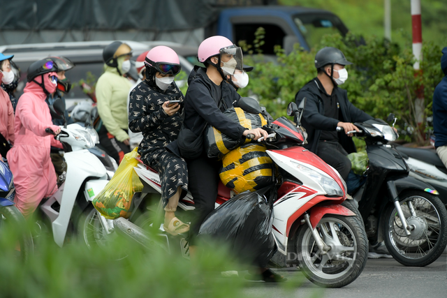 Lỉnh kỉnh đồ đạc trở lại Hà Nội sớm, người dân vẫn không thoát cảnh tắc đường - Ảnh 3.