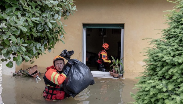 Lũ lụt kỷ lục ở Italy, nhiều trang trại chìm trong 'biển' nước - Ảnh 3.