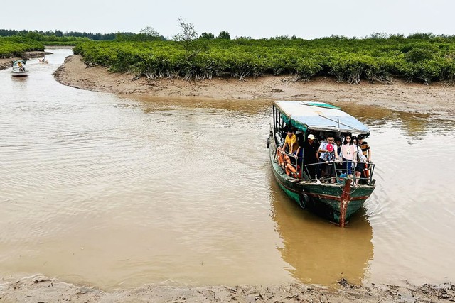 Loại hình du lịch trải nghiệm tại Vườn quốc gia Xuân Thủy mỗi năm thu hút hàng ngàn lượt khách tới tham quan, trải nghiệm.