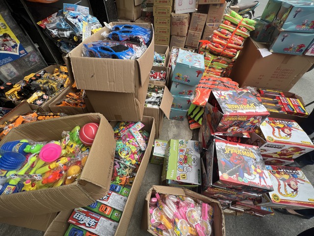 Một tiểu thương ở Hà Nội mua trôi nổi hàng nghìn đồ chơi nhập lậu về để bán kiếm lời - Ảnh 2.