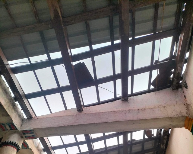 Dông lốc làm hàng chục nhà dân ở Thừa Thiên Huế tốc mái, một học sinh lớp 5 bị sét đánh - Ảnh 4.