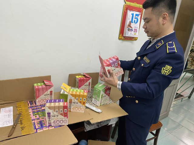 Một tiểu thương ở Hà Nội mua trôi nổi hàng nghìn đồ chơi nhập lậu về để bán kiếm lời - Ảnh 3.