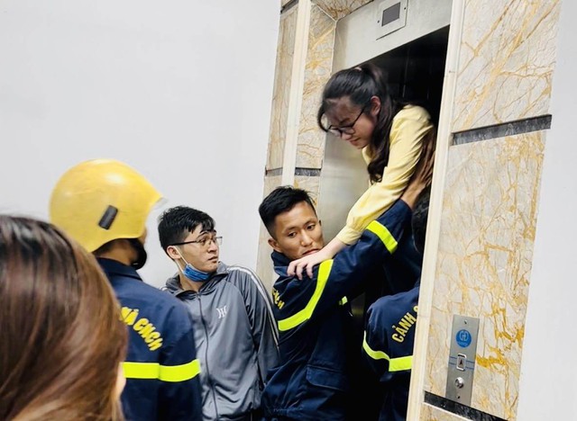 4 học sinh mắc kẹt trong thang máy hoảng loạn kêu cứu - Ảnh 1.