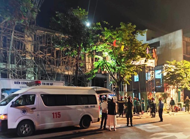 Vụ sập sàn bê-tông ở Đà Nẵng: Bệnh viện nổ lực cứu ba nạn nhân còn sống sót - Ảnh 2.