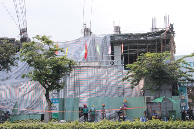 Vụ sập sàn bê-tông ở Đà Nẵng: Bệnh viện nổ lực cứu ba nạn nhân còn sống sót - Ảnh 1.