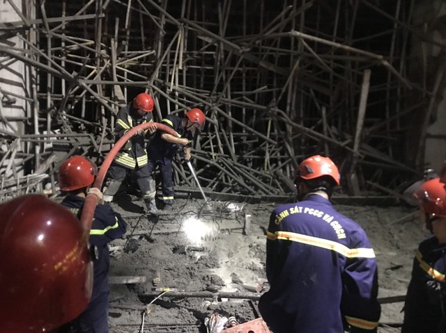 Vụ sập sàn bê-tông ở Đà Nẵng: Bệnh viện nổ lực cứu ba nạn nhân còn sống sót - Ảnh 3.
