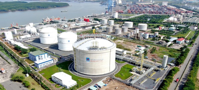 PV GAS ký hợp đồng nhập khẩu chuyến LNG đầu tiên đến Việt Nam - Ảnh 1.