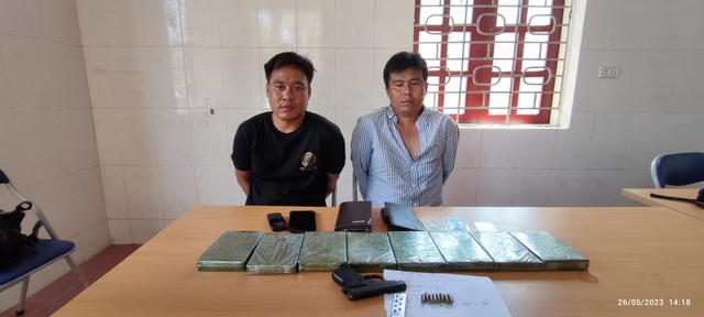 Bắt hai đối tượng nước ngoài mang 8 bánh heroin vào Việt Nam - Ảnh 1.