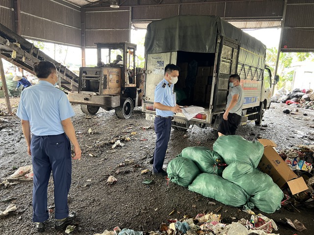 Lực lượng chức năng tiến hàng tiêu hủy số hàng hóa vi phạm.