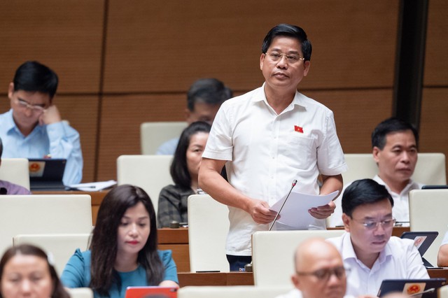 'Chiến sĩ áo trắng, áo xanh lao vào nơi nguy hiểm nhất, nơi nhân dân oằn mình chống chọi với dịch bệnh' - Ảnh 1.