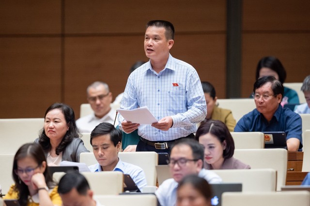 'Chiến sĩ áo trắng, áo xanh lao vào nơi nguy hiểm nhất, nơi nhân dân oằn mình chống chọi với dịch bệnh' - Ảnh 2.