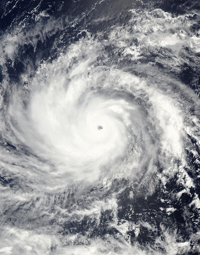 Siêu bão Mawar, cơn bão mạnh nhất thế giới 2023 suy yếu dấn khi đi vào Philippines - Ảnh 3.