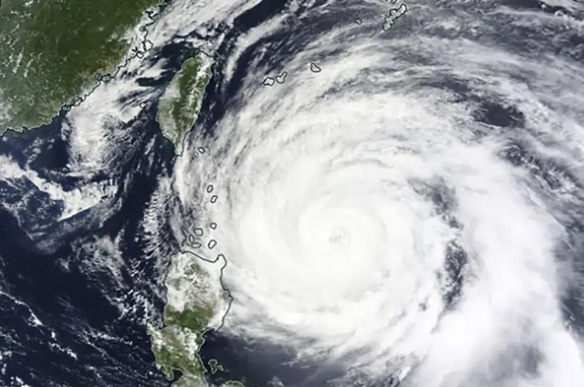 Philippines khẩn trương ứng phó trước siêu bão Mawar, sơ tán hàng nghìn người dân, cấm thuyền ra khơi - Ảnh 3.