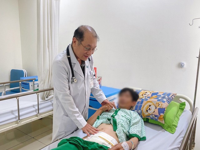 Phẫu thuật thành công u phì đại lành tính tuyến tiền liệt và túi thừa bàng quang cho người bệnh là Việt kiều Mỹ   - Ảnh 1.