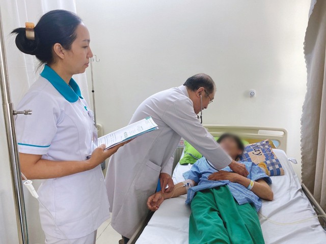 Phẫu thuật thành công u phì đại lành tính tuyến tiền liệt và túi thừa bàng quang cho người bệnh là Việt kiều Mỹ   - Ảnh 2.