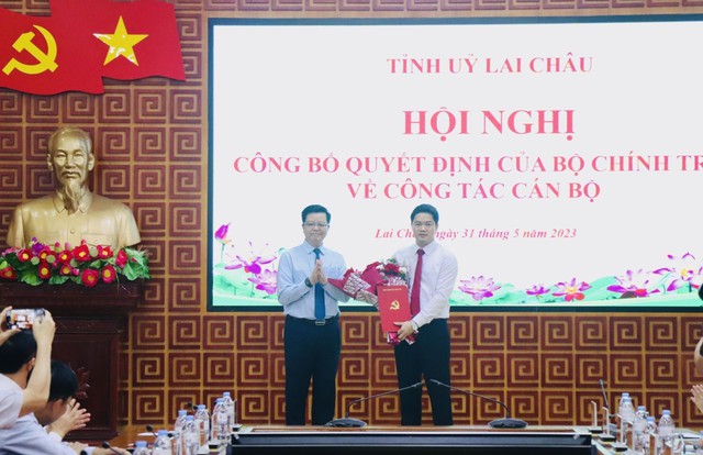 Phó Trưởng ban thường trực Ban Tổ chức Trung ương Mai Văn Chính trao quyết định và tặng hoa chúc mừng TS.BS Vũ Mạnh Hà - Ảnh: CTTĐT Lai Châu