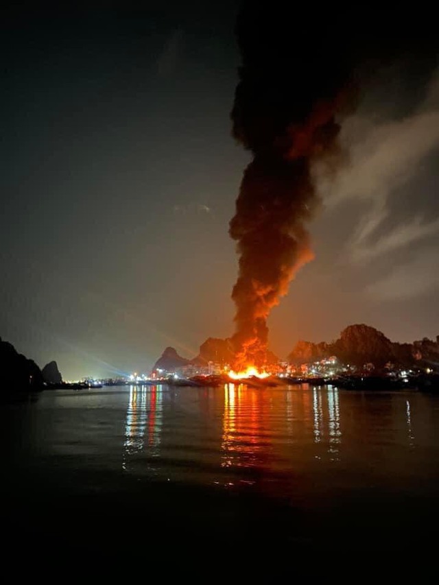 Quảng Ninh: Cháy bãi tập kết phao xốp trong cảng cá Cái Rồng - Ảnh 5.