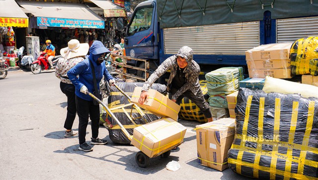 Mặt đường nóng rát hơn 50 độ C, người lao động Hà Nội  “oằn mình&quot; mưu sinh - Ảnh 6.